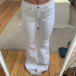 Jättecoola och långa vita jeans! Nästan aldrig andvända och inga defekter💕💕midjemått 33 cm och innerbenslängd 80 cm, men väldigt stretchiga💕💕
