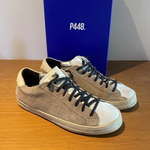 P448 Sneakers - Sjukt snygga P448 sneakers i fint skick. Storlek 41, fits 41-42. Nypris 2500 ca. Skriv vid eventuella frågor samt bilder. Låda medföljer.