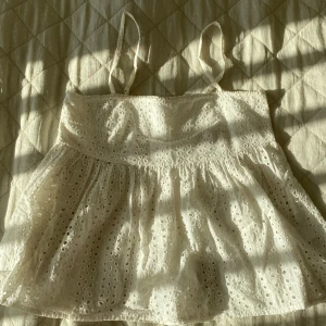 Topp - Supersöt vit sommartopp från bibok, använd fåtal gånger, inga defekter. Storlek M, men liten i storleken. 