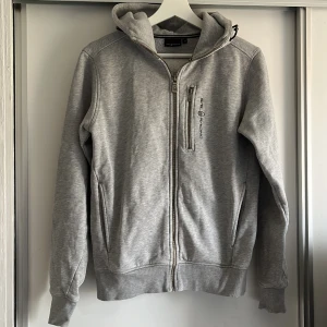 Sail Racing zip hoodie - Superfin sail racing hoodie. Säljes då den inte används längre. Fint skick, finns små defekter, men inget stort som syns. Nypris ligger på cirka 1100kr. 