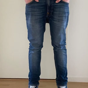 Nudie grim Tim - Nu säljer vi ett par nudie grim Tims med fade på. Dem är i ett otroligt bra skick samt ett väldigt bra pris. Skriv i dm för fler bilder och frågor. Priset kan diskuteras. 