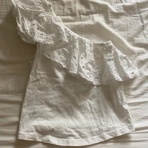 Topp  - Volang topp från mango. Perfekt till sommaren. Strl xs💗