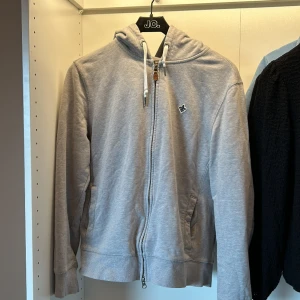 Morris zip up Hoodie - Skön hoodie som inte är särskilt tjock så passar perfekt till våren! Står att det är M men skulle säga att det är mer som S.