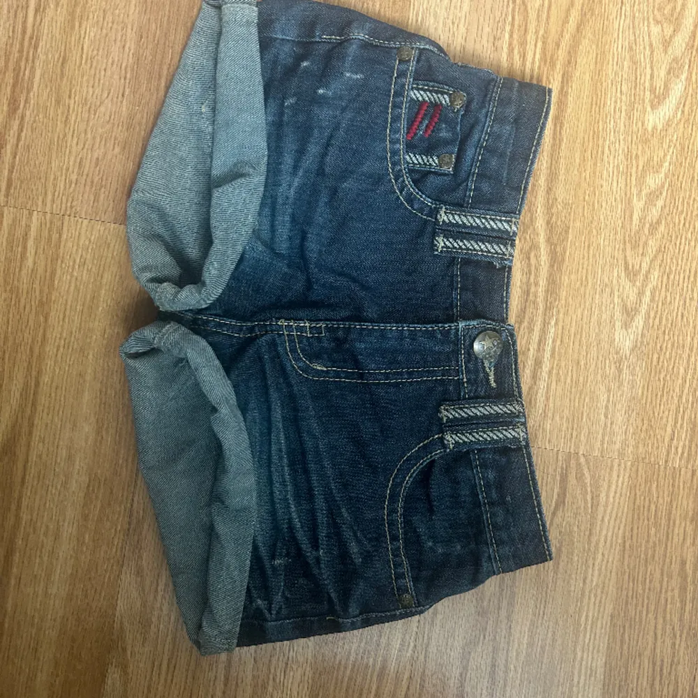 jätte fina jeans shorts, med detaljer på fickorna!!💓de passar inte så har inga bilder på tyvärr💞. Shorts.
