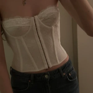 Vit korsett - Superfin vit korsett med ”snörning” i ryggen! Passar mig som är en S men kuporna är lite små då jag har C-kupa. Men för den som har B eller lägre så hade den suttit som en smäck😍😍