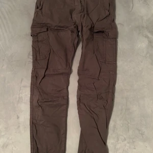 Grå/bruna cargo pants - Bra skick inte ofta använda  