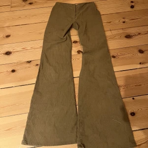 Manchester flare - Flarebyxor i tunt manchestertyg. Dragkedja, fråga för mått och bild på! 