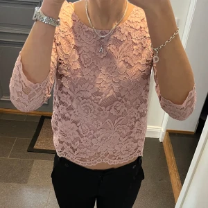 Rosa spetsblus - Rosa spetsblus i storlek S från Dotted Blue. Fint skick. Använd gärna köp nu!