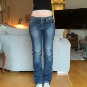 Snygga jeans! - Jätte snygga jeans jag inte använder tillräckligt mycket! Dock är gylfen lite trasig så ni vet men som lätt borde kunnas fixas!