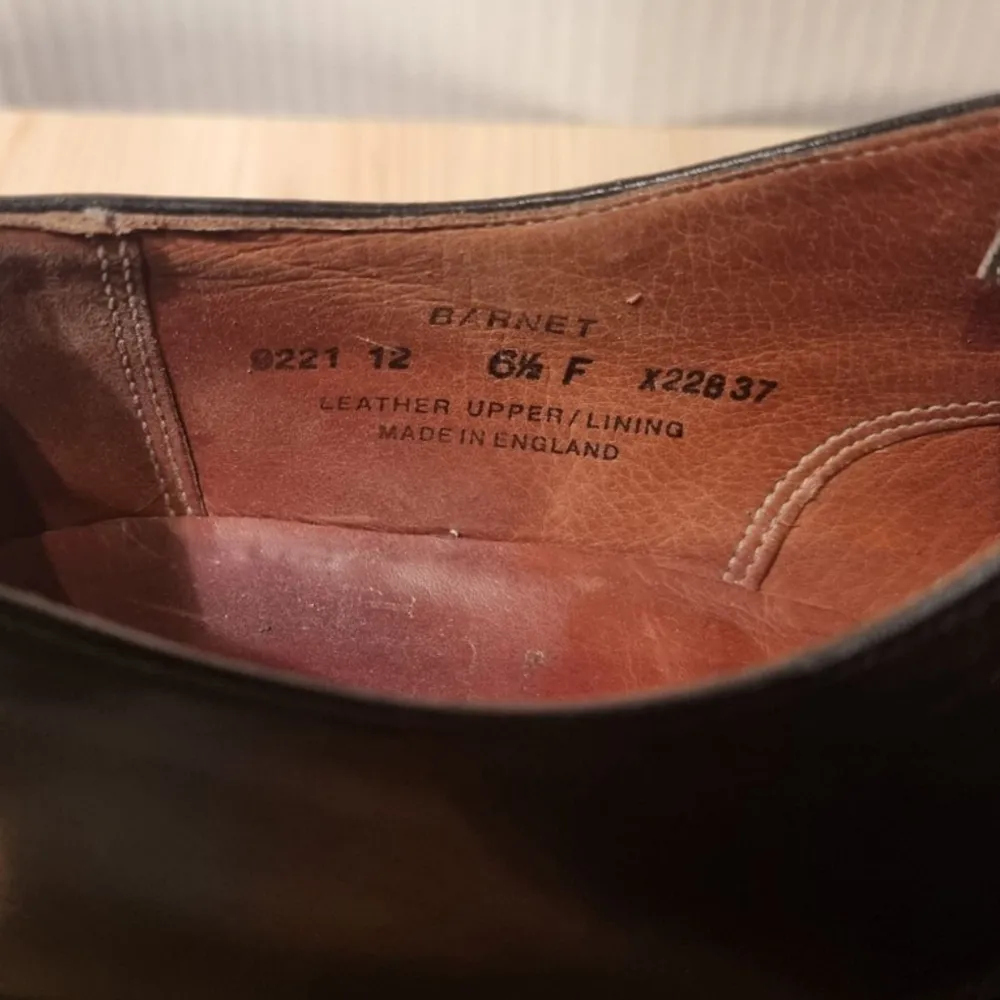 Säljer mina läderskor som är tillverkade i England av kända Crockett & Jones. Storlek UK 6.5 som motsvarar storlek 41. Äkta kalvläder från England. Mycket bra omhändertagen, sulan är rätt sliten. Bild kan fås. . Skor.