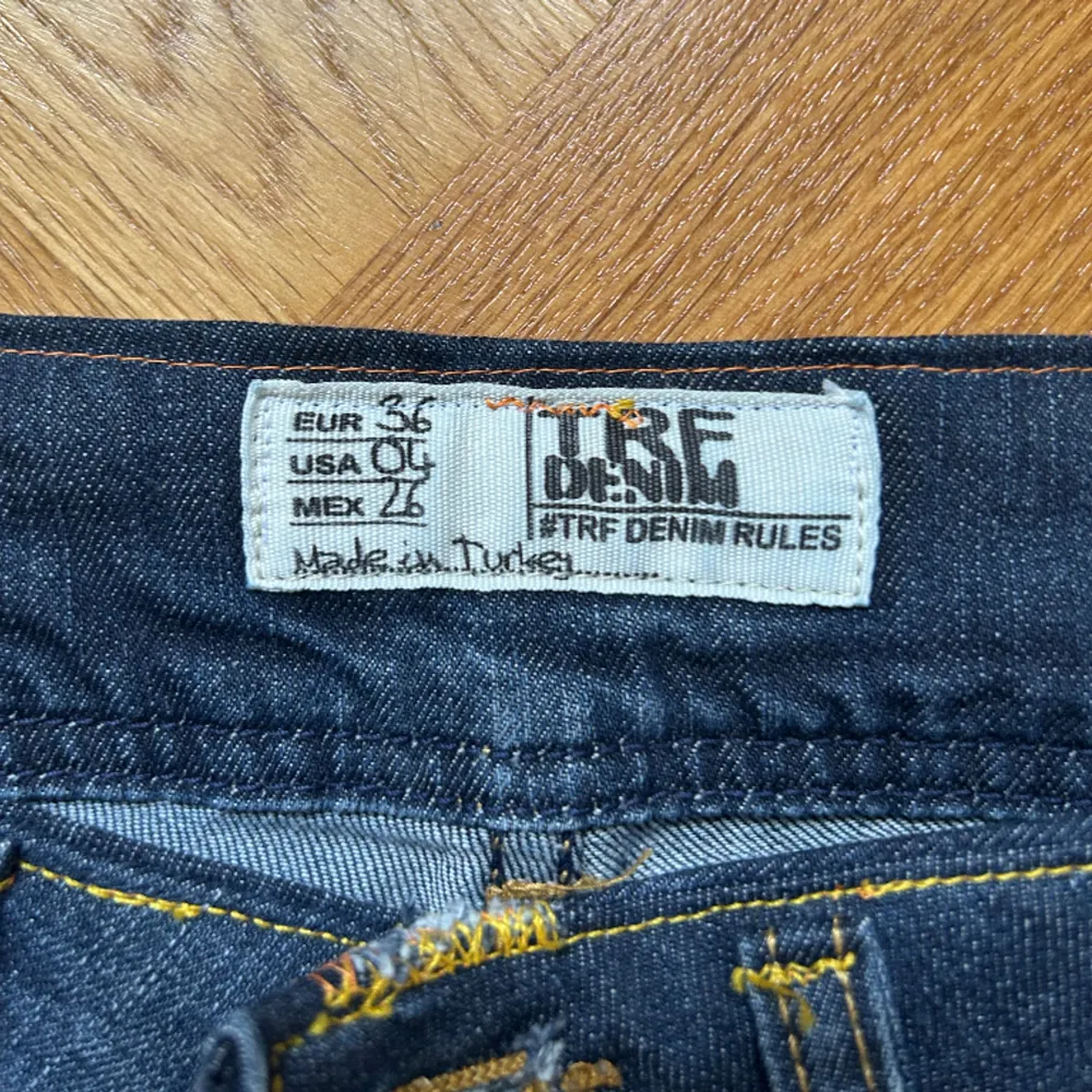 Lågmidjade jeans som jag köpt här på plick innan men dessa kommer inte till användning. Dem är från TRF DENIM.  Midjemått rakt över: 36cm Innerbensmått: ca 75cm. Jeans & Byxor.