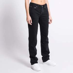  Säljer ett par svarta icon jeans från Lager 157, köpta för 400kr, men säljer nu för 200kr pga. kommer inte till användning. Pris kan diskuteras! 🤍