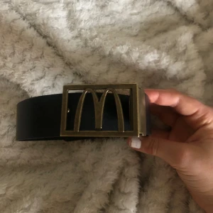 Mc Donalds bälte - Svart mc Donalds bälte i äkta läder. Går att justera längd 