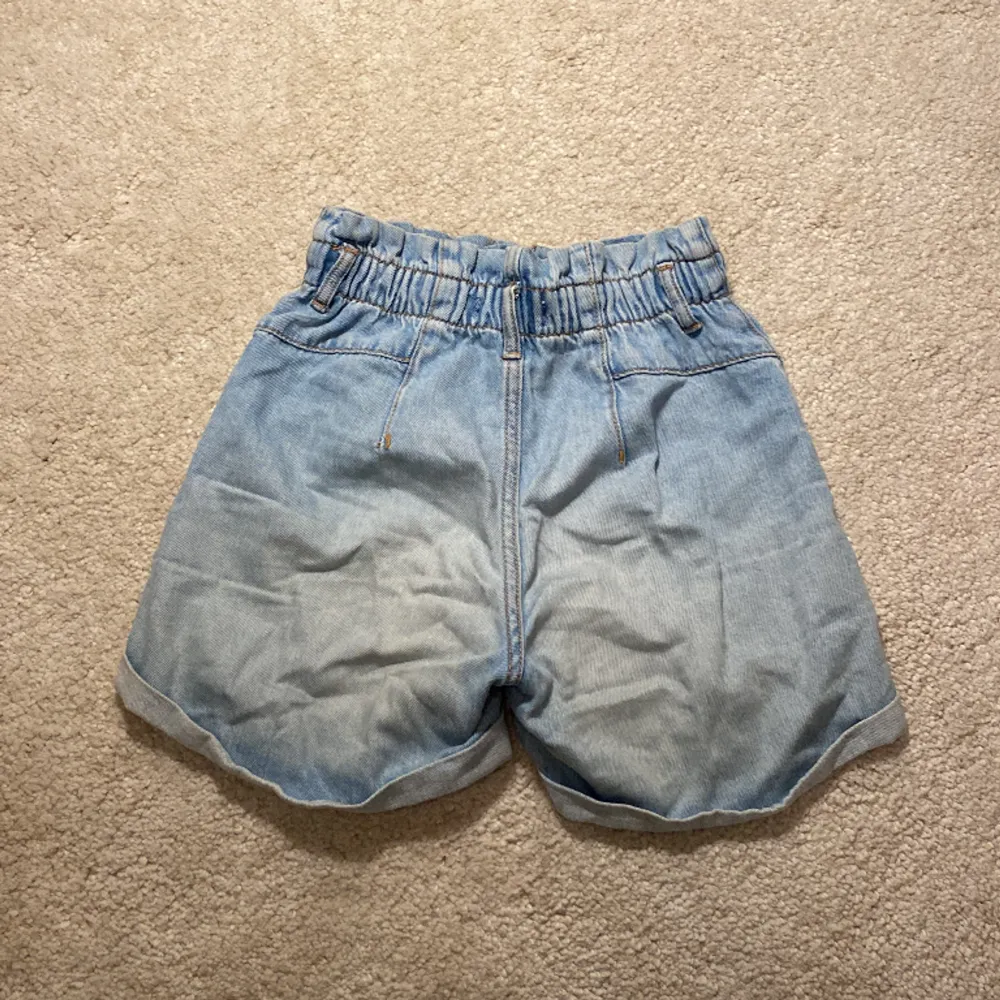 Söker dessa gamla Zara shorts. Lappen har försvunnit men har annars inga synliga defekter. Skriv privat om du undrar något ❤️.. Shorts.