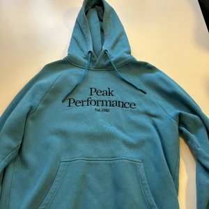 Peak performance hoodie storlek L Färgen scuba blue  - Den är så gott som ny bara använda ett fåtal gånger säljer på grund av att jag ej använder den längre 