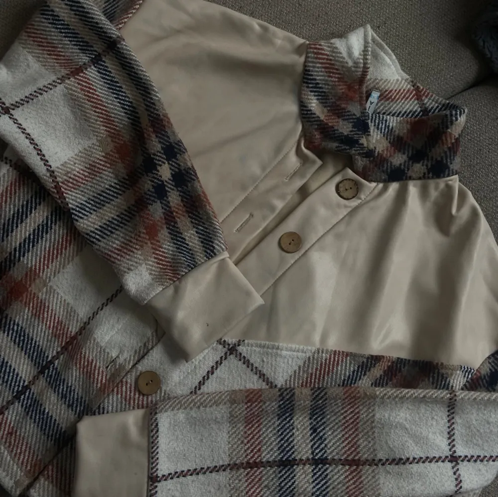 säljer den unik beige tröja den går bra med både små och medium☺️. Tröjor & Koftor.
