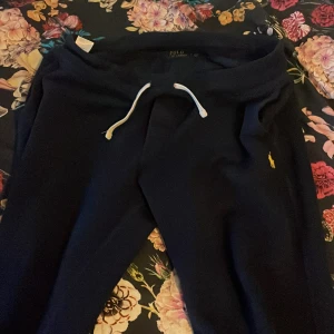 Polo Ralph Lauren Byxor - Polo Ralph Lauren Sweatspants Mjukisbyxor, nypris 1.495kr, säljer då jag inte gillar mjukisbyxor, materialet är jätteskönt och mjukt att ha på sig. Aldrig använt utomhus.  OBS! jätteliten fläck på baksidan