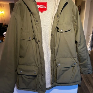Fjällräven Greenland - Fin Fjällräven-jacka med teddy-foder. Ljusgrön. Gott skick! 