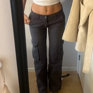 Cargopants  - Lågmidjade cargopants från Gina tricot  Använda 1 gång  Storlek 32