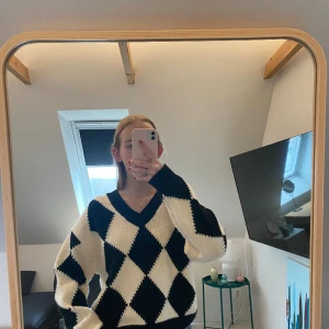 Mönstrad tjocktröja Zara - Denna mönstrade tjocktröjan från Zara är i strl 164 och är som ny! 🙌  Här har vi en varm och snygg tröja för mysiga dagar💕 