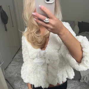 Päls bolero / kofta - Säljer denna päls boleron / kofta. Skulle säga att den passar XS-M beroende på passform. Har du någon fråga är det bara att höra av dig🫶🏻