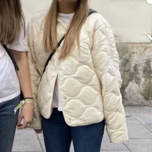Vit jacka  - Säljer denna jättefina jackan från mango då jag aldrig använder den💘skriv privat för fler bilder