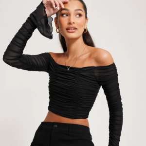 off shoulder top - säljer denna superfina toppen då den var för liten för mig 😢 perfekt till fest! 😍 helt oanvänd, endast testad & prislapp finns kvar.