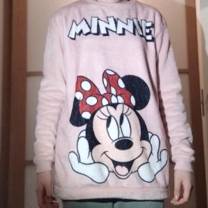 Minnie tröja från h&m - Fluffy Minnie mouse tröja, inga defekter, kontakta mig för mer information.