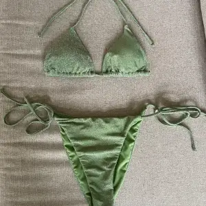 Säljer detta bikini sett från NAKD x Moa Matsson då det inte kommer till användning längre, har använt ett fåtal gånger så är i nytt skick💚 SLUTSÅLT PÅ HEMSIDAN!