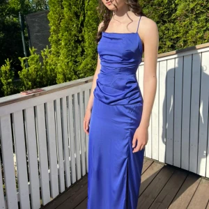 Blå balklänning  - Blåbalklänning men öppenrygg, väldigt lång, från Bubbleroom. Ny pris är 999kr. Kontakta om frågor.