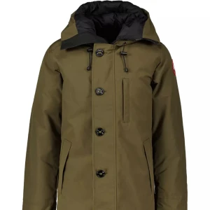 Canada Gosse Jacka (Nyskick) - Militärgrön dunjacka från Canada Goose. Lårlång jacka med hög krage och fast huva med justerbar dragsko och slejf samt med löstagbar naturpäls. Två snedställda frontfickor med ficklock, bröstficka på vänster sida samt tre innerfickor. Ribbstickad mud