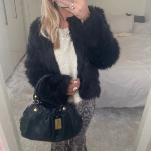 Svart pälsjacka - Säljer denna svarta pälsjacka. Har du någon fråga är det bara att höra av dig🫶🏻