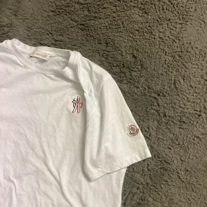 Moncler t shirt - En äkta vit Moncler t shirt. Väldigt bra passform och inga skador.   Pris kan diskuteras
