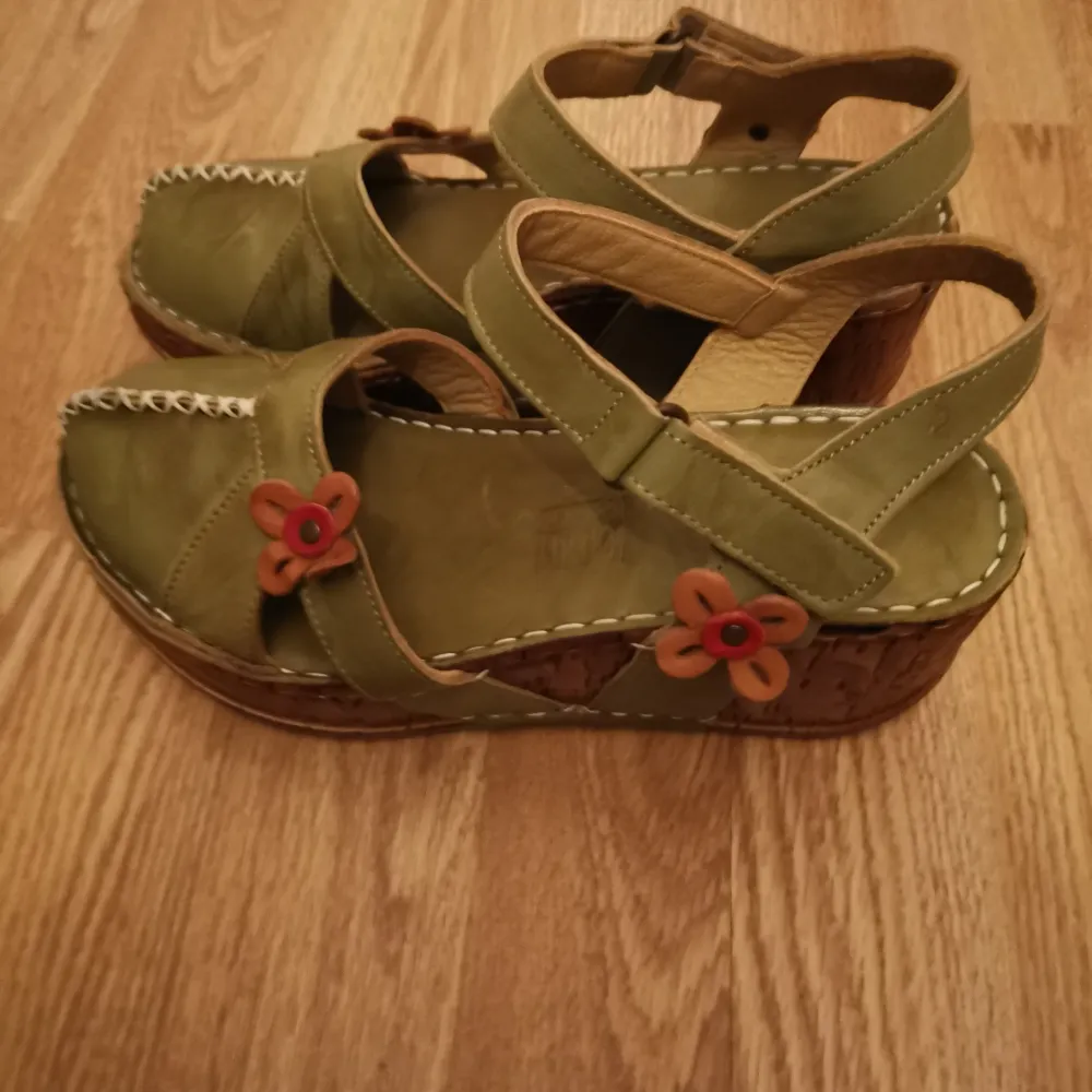 Gröna sandaler från Charlotte of sweden i mycket gott skick och bekväma. Storlek 39 . Skor.