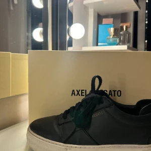 ARRIGATO SKOR - För stora i storleken, nästan aldrig andvända. köptes i våras.