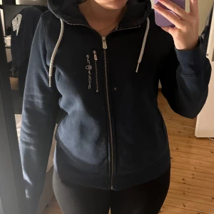 Sail racing tröja  - Huvtröja från sailracing strl XL, dock liten i storleken. Fint skick