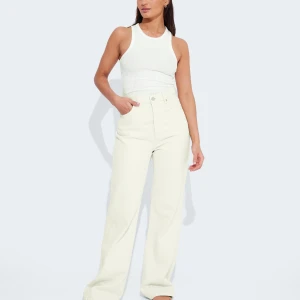 Never denim jeans - Säljer mina superfina denim jeans från Bik Bok💞är i modellen regular wide, storlek w 27 och l 32💗 sitter perfekt på mig som är 175cm lång. Köptes för 600kr, säljer för 150!🙌🏼 Superbra skick och använt ca 5 gånger. Säljer pga för små✨(lånade bilder)🩵