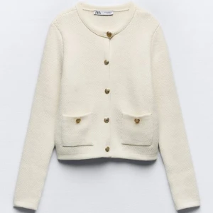 Finstickad kofta, Zara - Den populära zara koftan, använd fåtal gånger💜 Är i strl L men passar mig bra som vanligtvis har s:)