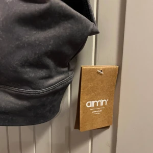 Sport topp  - Säljer en helt ny sport topp från träningsmärket aimn. Den är i storlek M och har vaddering.