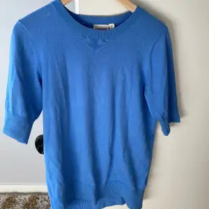 Kortärmad tröja från Kappahl, säljer den för att ja inte använder den längre, den passar mellan S-M, den är i gått skick o inga skador 💕