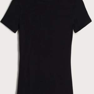 En helt vanlig svart t-shirt ifårn Intimissimi , använd ett fårtal gånger  Kontakta vid intresse och bilder🩷