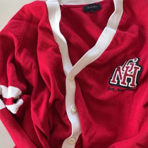 Kofta - En snygg Gant-kofta i bra skick. Med lite ”college-känsla”. Storlek 2XL men passar snyggt på en som vanligtvis har storlek L. ❤️