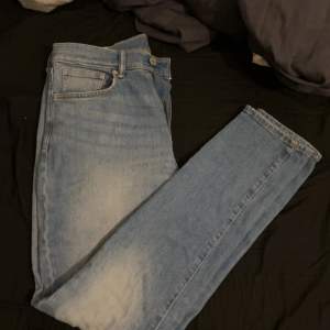Hej! Säljer dessa otroligt snygga jeans från H&M som är både slim och skinny! Köpta för ca 1 år sedan och är knappt använda! Nypris på dessa är ca 499kr! För fler frågor eller funderingar, kontakta mig gärna!🍀