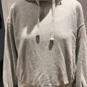 Säljer en jättesnygg hoodie från Zara i storlek S!😊 Säljer då den är lite liten för mig. Använd fåtal gånger så den är i bra skick!✨frakt ingår inte i priset. Kan även mötas upp i Stockholm💕