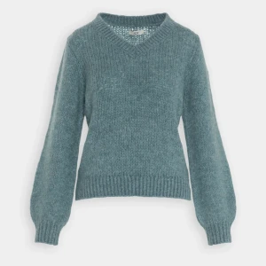 Stickad tröja  - En superfin stickad tröja från JDY använd ca 1 gång inga defekter i storlek xs i en grön blå färg. Köpt för 440 kr. Säljer för att den inte kommer till användning.