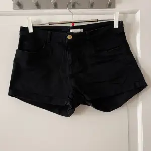 Svarta shorts från H&M i storlek 38. Stretchigt material. Använd ett fåtal gånger, i bra skick. Bara att fråga om det är något du undrar! Kan mötas på Järntorget i Göteborg eller skicka, köparen står för frakt. 