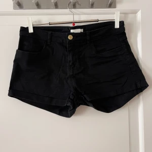 Shorts - Svarta shorts från H&M i storlek 38. Stretchigt material. Använd ett fåtal gånger, i bra skick. Bara att fråga om det är något du undrar! Kan mötas på Järntorget i Göteborg eller skicka, köparen står för frakt. 