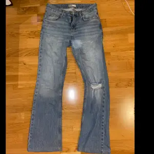 Säljer dessa snygga jeans från Ginatricot, är tyvärr förstora för mig. Köpt för 599kr💗pris kan diskuteras skriv för mer info❣️
