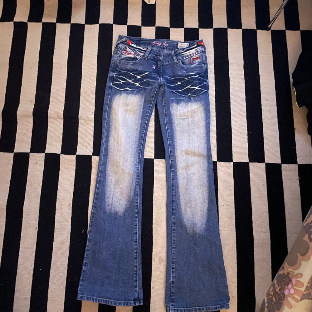 Så snygga crazy age jeans i fint skick.   Midjan tvärs över 38 cm Innerbenslängd 85 cm.  Jag är 168😽. Jeans & Byxor.