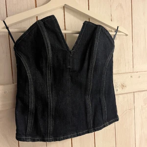 Jeanskorsett Zara  - Jag säljer min jeanskorsett från zara💗 Säljer den för att den inte passar längre, den är använd en gång💗 Finns inga skador på den och ser ut som nyskick💗 Den är i storlek xs 💗